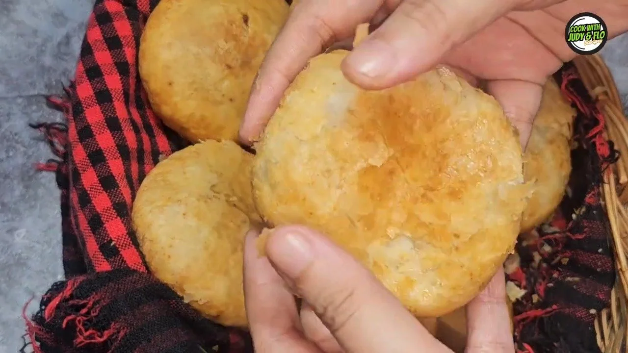 Delicious Chicken Kachori, a crispy pastry filled with spiced chicken filling.