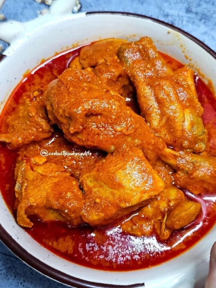 Delicious Chicken Vindaloo served with rice, showcasing vibrant spices and tender chicken.