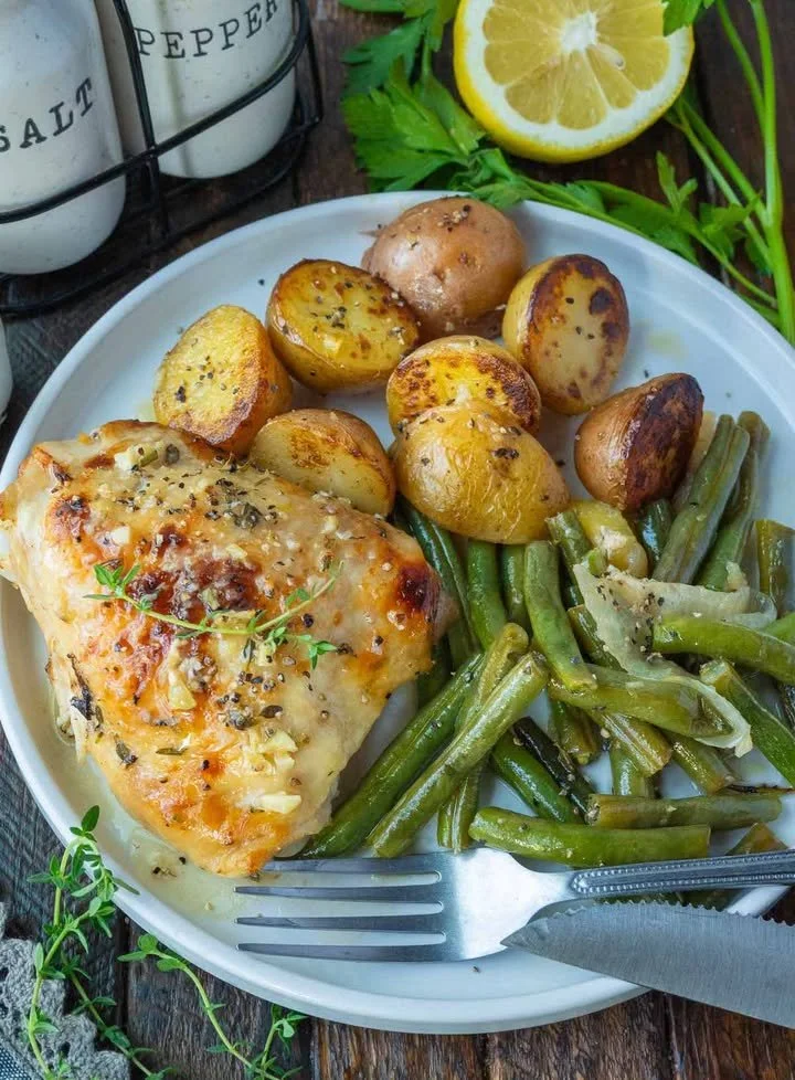 Slow Cooker Lemon, Honey Chicken, and Vegetables Slow cooker lemon honey chicken with colorful vegetables
