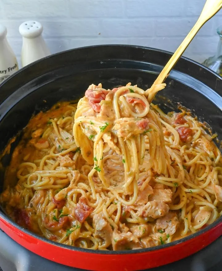 Crockpot Chicken Spaghetti A bowl of delicious crockpot chicken spaghetti with tomatoes and cheese.